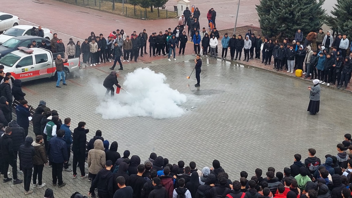 OKULUMUZ ÖĞĞRETMEN VE ÖĞRENCİLERİNE YANGIN TATBİKATI VE AFET EĞİTİMİ VERİLDİ.